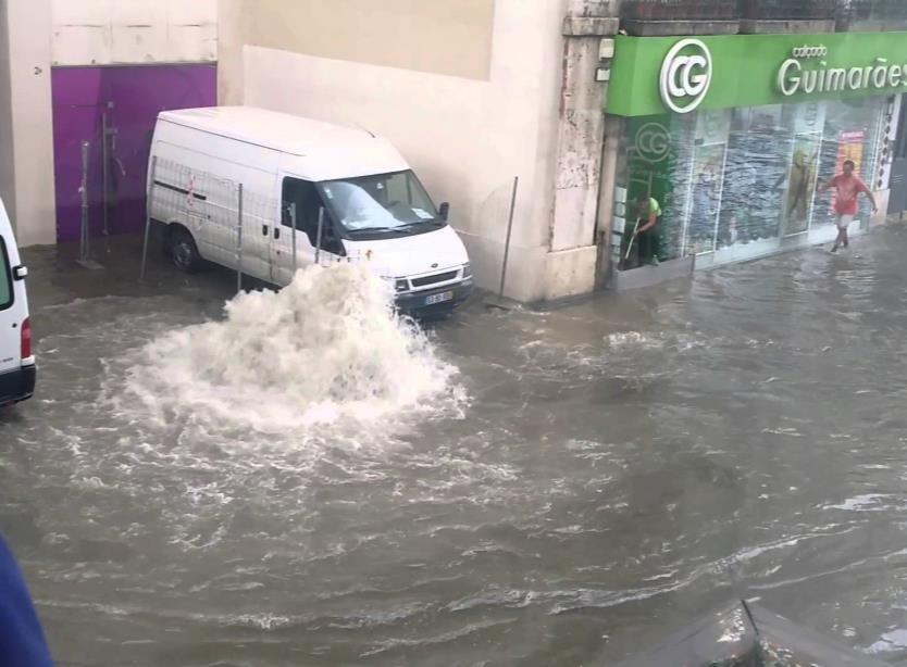 As afluências indevidas de águas pluviais aos sistemas de saneamento,