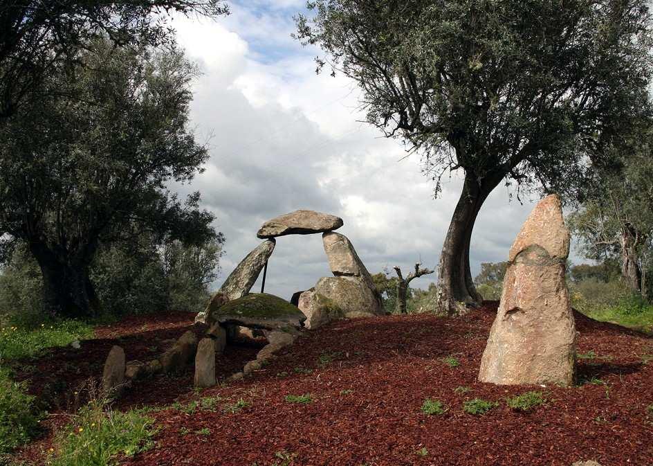 ARQUEOLOGIA DE TRANSIÇÃO: O MUNDO FUNERÁRIO megalíticos da Coudelaria de Alter? Seguramente que em momento posterior à fase da ereção de menires.