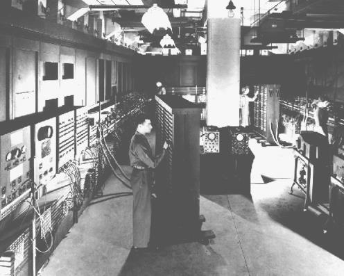 Primeiro computador eletrónico 1946 ENIAC 18000 válvulas eletrónicas 30 toneladas Sala com 30 metros Cada registo: 60 cm 1000