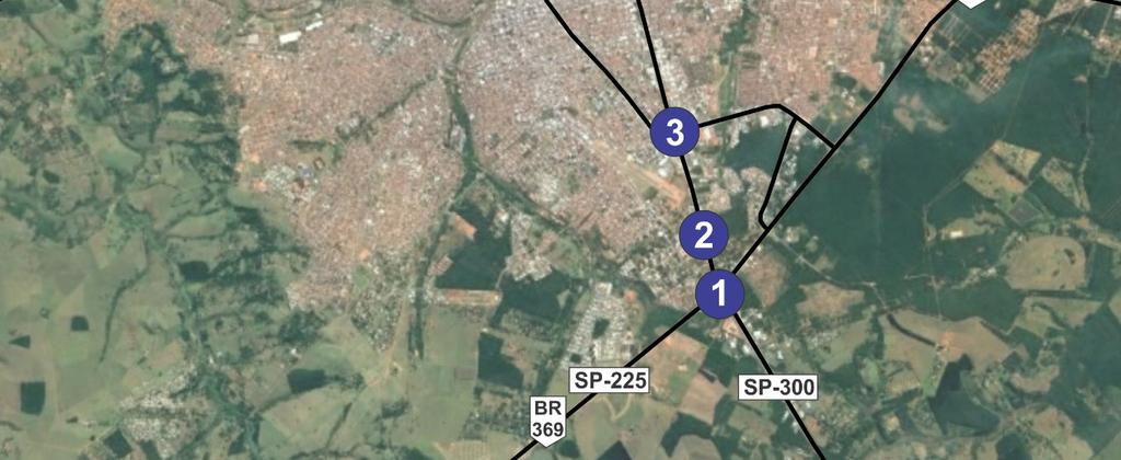 de uma rodovia, o volume de veículos pesados no local é intenso.