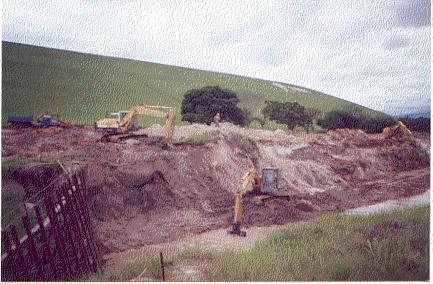 O sistema de drenagem interna do maciço compactado do Dique, composto por tubulações de concreto e caixas coletoras, situado no pé da barragem, também operava submerso quando do enchimento do