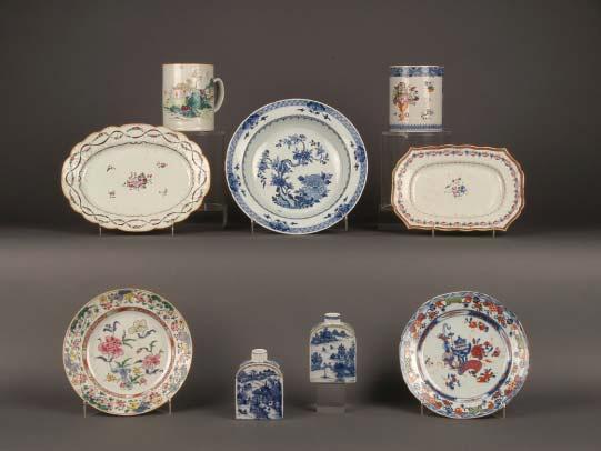 20 22 19 21 23 26 24 25 27 19 TRAVESSA OVAL RECORTADA EM PORCELANA DA CHINA, Companhia das Índias, decoração policromada e adamascada flores e grinaldas, séc. XVIII, desgaste na policromia Dim.