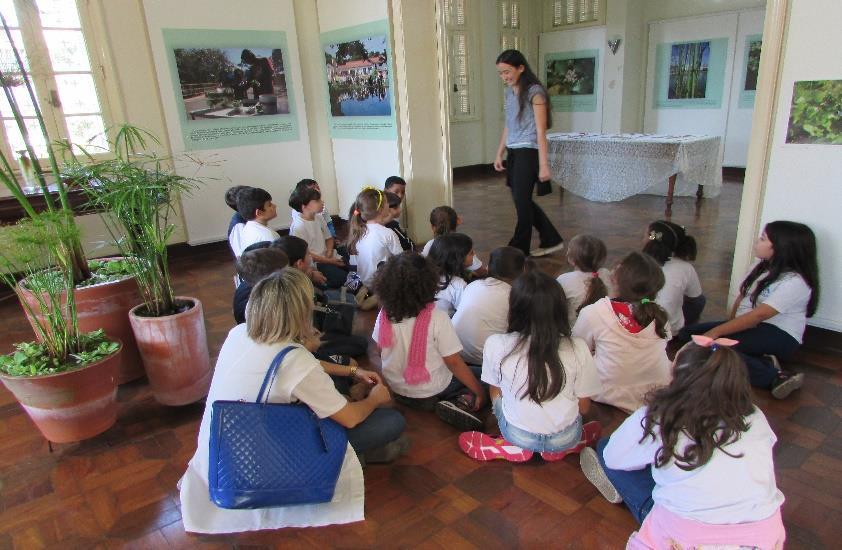 As visitas monitoradas são inclusivas, através de relatos de alunos da universidade, maquinários, painéis informativos e móveis antigos, demonstrando o modo de vida desde a fundação da ESALQ até os