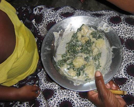 moringa. Preparação: ferva a água, adicione a farinha e deixe cozer. Junte o gergelim e o feijão. Quando tudo estiver cozido, junte as folhas verdes e o amendoim e deixe cozer por mais 2 minutos.