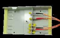 As entradas de cabos são individualizadas por cada secção do armário e a interligação dos utilizadores aos operadores é feita numa zona comum com fechadura.