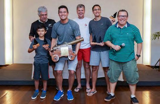 Equipe Meia Noite II (ICJG) - 1º lugar da classe Ranger 22 Gustavo Kunze - campeão da classe Star, e Francisco Eduardo, timoneiro do Barco Meia Noite II - campeão da Ranger 22 Roberto Geyer entregou