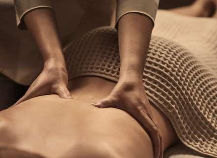 BODY TREATMENTS OS TRATAMENTOS CORPORAIS Body treatments A esfoliação TRATAMENTO REVELADOR DE BRILHO IMEDIATO Aplicada em massagem* ritmada, a Esfoliação «4F» revela toda a beleza da sua pele.