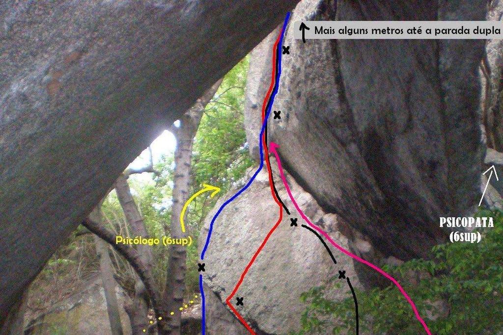 25 PARTE INTERNA Arestarisca (7c E1) começa em um boulder, que da o grau da via, é a via da direita, após o boulder