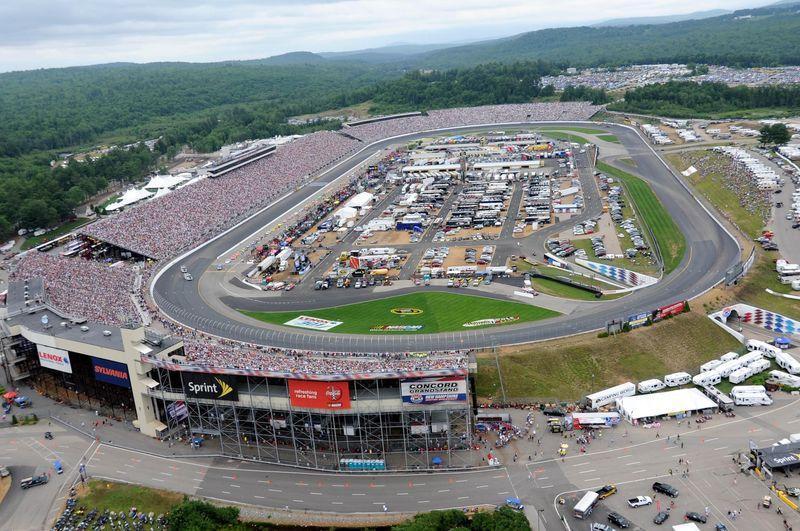 Imagem aérea do New Hampshire Motor Speedway (fonte: Reprodução/Internet) Características O New Hampshire Motor Speedway é um oval do tipo tradicional de 1.058 milhas de extensão (1.703 metros).