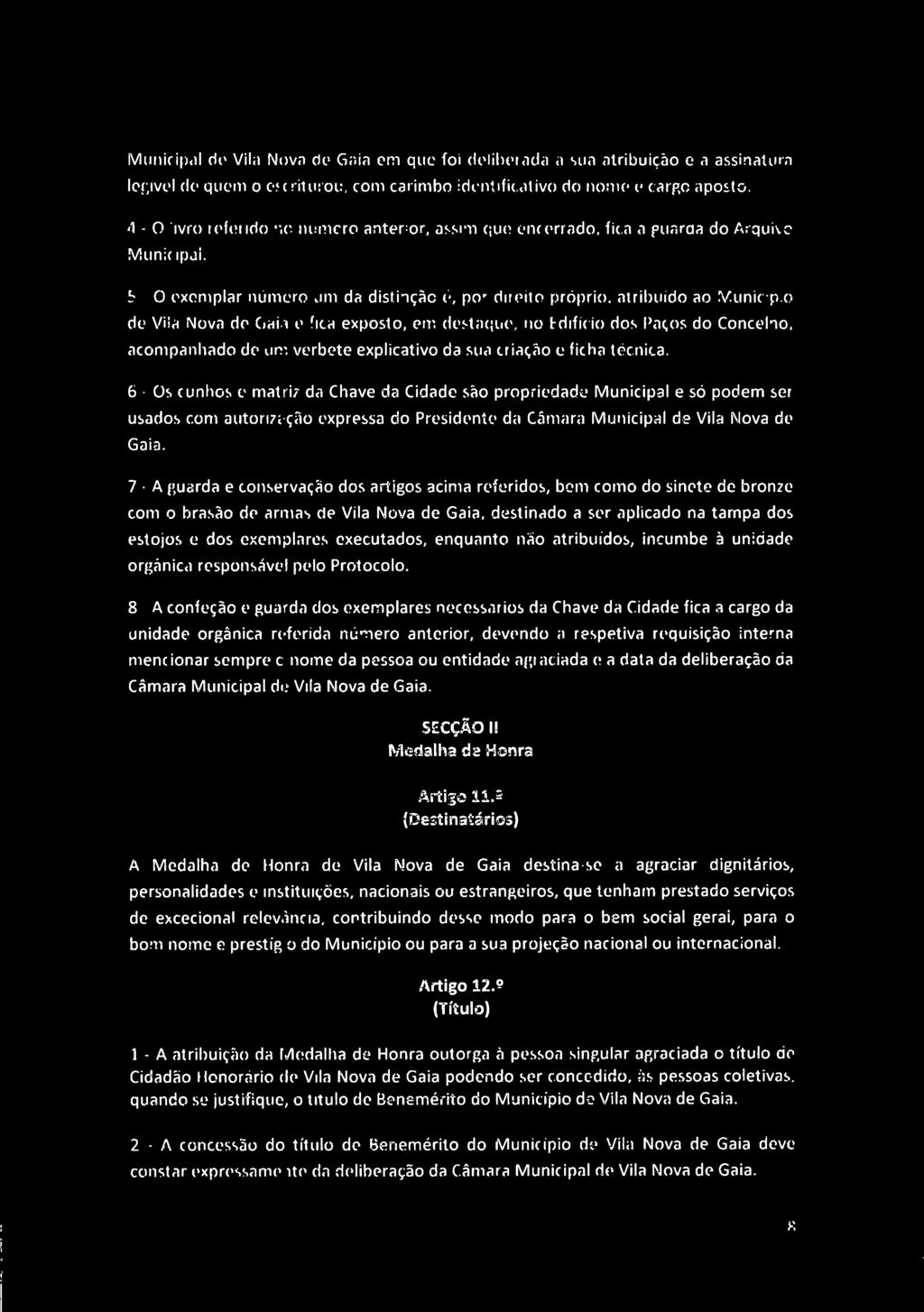 U IA CAMARA MUNICIPAL Municipal de Vila Nova de Gaia em que foi deliberada a sua atribuição e a assinatura legível de quem o escriturou, com carimbo identificativo do nome e cargo aposto.