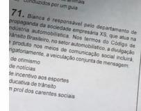 segurando o guidom com as duas mãos; Gabarito: C Art. 53.