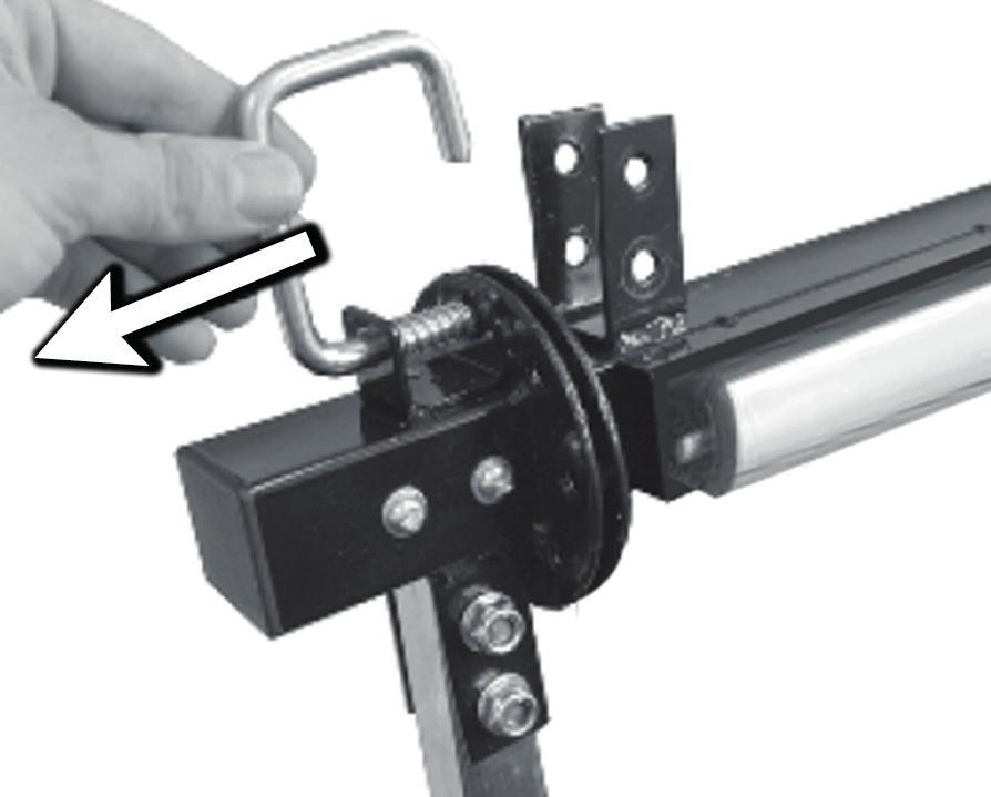 5. Puxe o pino de liberação do suporte do rolo e gire rolo até que esteja na posição mostrada