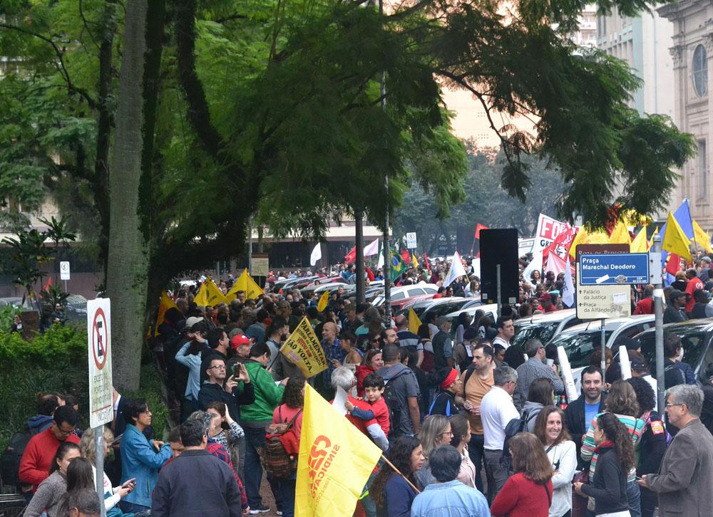 O ato público encerraria o dia da GREVE GERAL contra as reformas, mas teve um motivo a mais: a libertação do professor e integrante da CSP-Conlutas, Altemir Cozer.