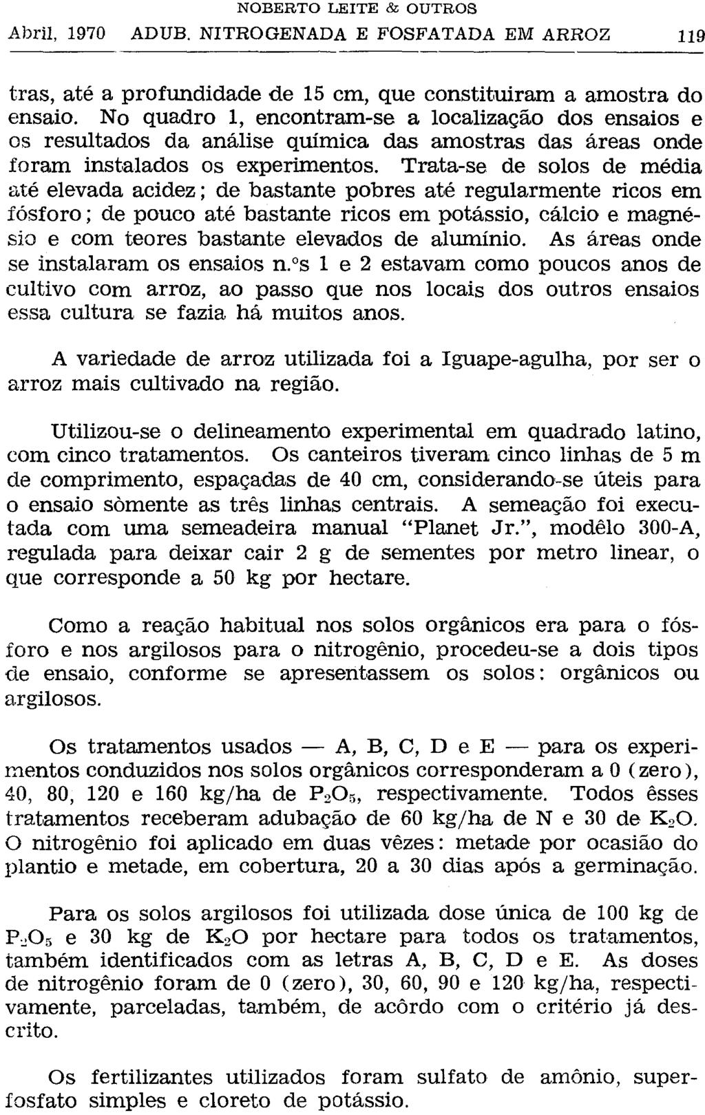 trás, até a profundidade de 15 cm, que constituíram a amostra do ensaio.