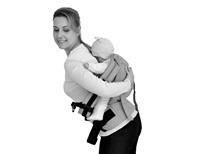 6. Incline ligeiramente seu corpo para frente e simultaneamente empurre e rotacione o bebê junto com o canguru até suas costas.