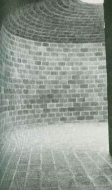 externa à igreja. É iluminado por uma clarabóia de ônix translúcido. Figura 70 Vista do batistério da igreja de Cristo Obrero y Nossa Senhora de Lourdes Fonte: Dieste, 1987.