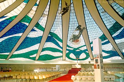 Figura 100 Seção da catedral de Brasília Fonte: Gil, 1999.