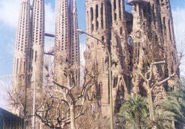 Pode-se ainda mencionar, como um exemplo inspirado no Art Nouveau, a igreja da Sagrada Família (figura 18), de Antoni Gaudí, em Barcelona Espanha (1903-1926).