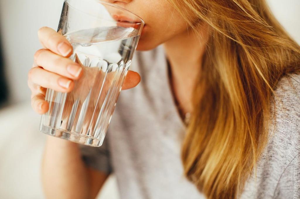 Esquecer de beber água Tem gente que não bebe água, simplesmente porque não possui o hábito. Quando você deixa de beber água o organismo começa a reter a água que já existe dentro do seu corpo.