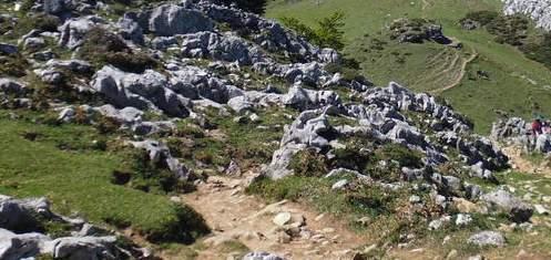 distinguir em relação da altura das pedras da área, alguns dos triângulos