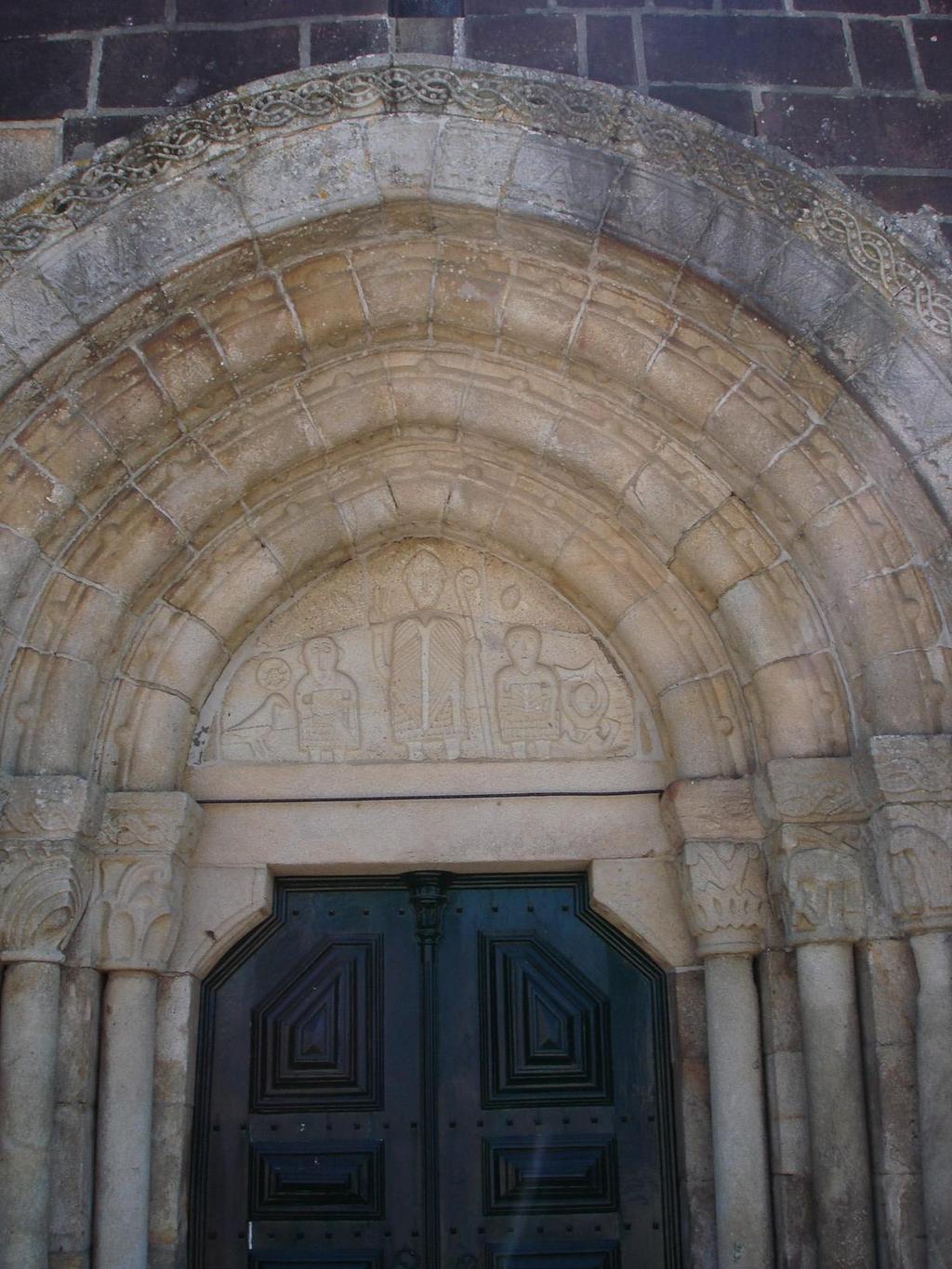 As partes mais ocidentais do templo, foram construídas em finais do século XII e inícios do século XIII, incluindo os portais, que exibem influência do chamado românico Benedito português.