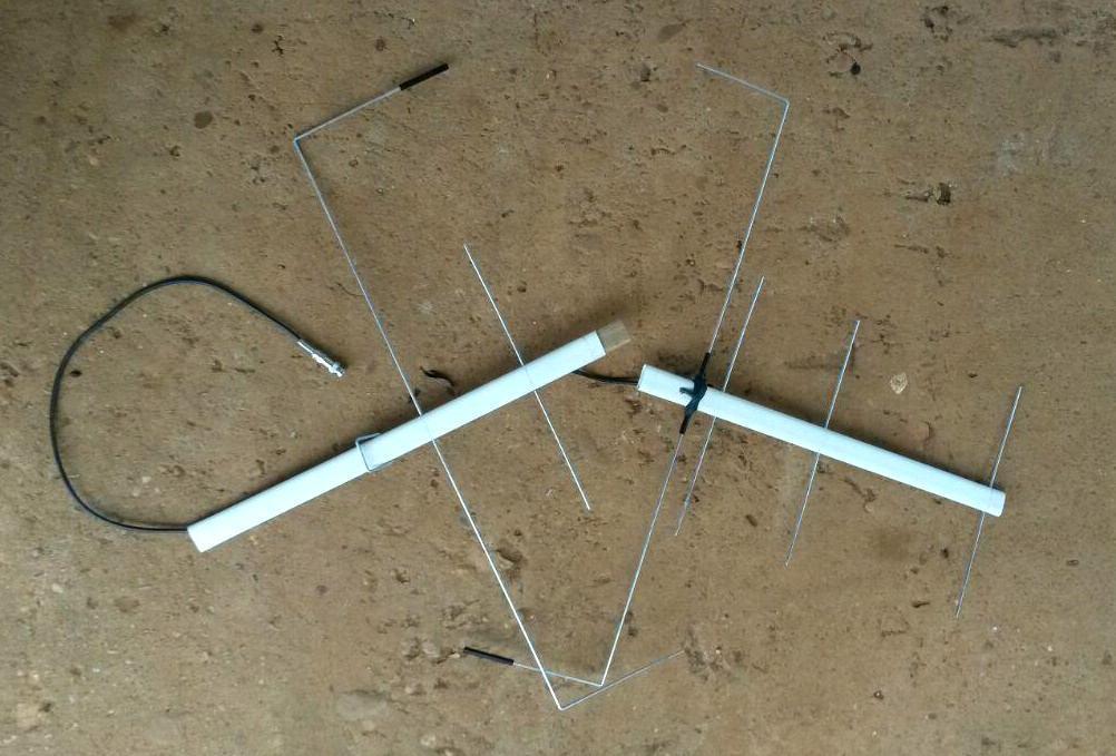 BASE 3: CAÇA AOS SATÉLITES Fazer uma antena para escutar Satélite e conseguir anotar, no mínimo, um indicativo de chamada, procurando para ver de quem se trata no QRZ.com.