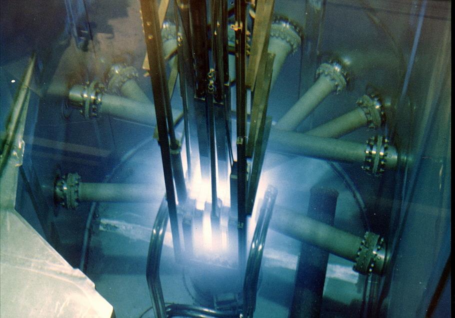 78 Aplicação de métodos não destrutivos na piscina do IEA-R1 4.2. Infraestrutura disponível para irradiação e ensaios não destrutivos 4.2.1. Reator IEA-R1 O reator de pesquisas IEA-R1 possui projeto semelhante à grande parte dos reatores de pesquisa em operação no mundo.
