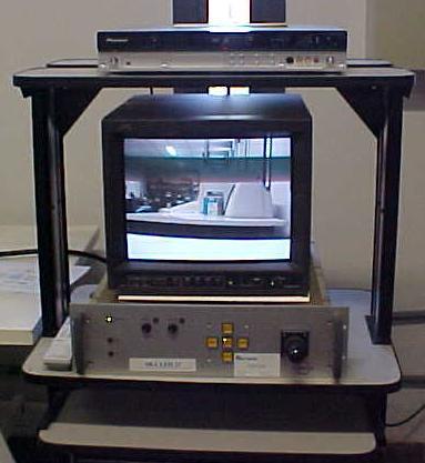 A ligação dos equipamentos segue o esquema mostrado na FIG. 11. Câmera Gravador de DVD Módulo de controle da câmera LEO FIGURA 10 - Sistema de inspeção visual Cyberia, modelo LEO.