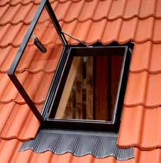 Esta janela abre como uma porta e é fornecida com o rufo já integrado para permitir uma instalação mais cómoda e rápida. Para telhados com inclinação entre 0 6 graus.