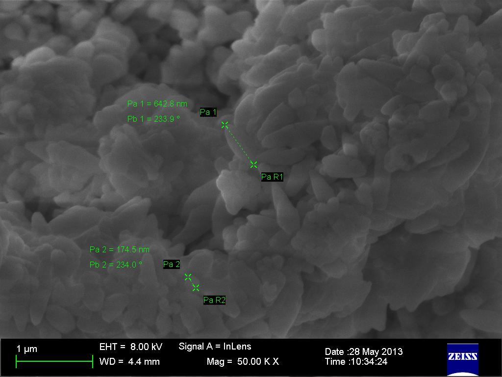 56 4.2.2 Microscopia eletrônica de varredura A Figura 12 apresenta uma micrografia da amostra STM x=0.5% tratada termicamente a 550 C por 1h em forno convencional.