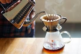 O Profissional Barista O Barista surgiu na Itália e este termo refere-se ao responsável pelo balcão de cafés.