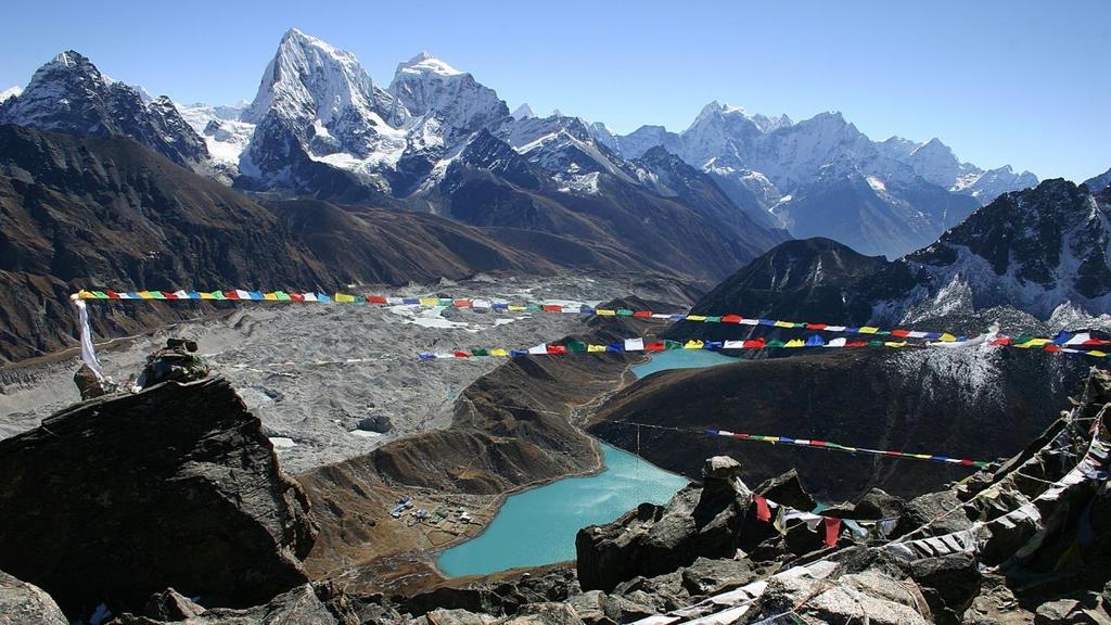 TREKKING CAMPO BASE EVEREST via GOKYO Com Luiz Simões Março 2019 Everest para os ocidentais, Sagarmatha, a deusa mãe da Terra, para os nepaleses ou Qomolongma para os tibetanos; a mais alta montanha