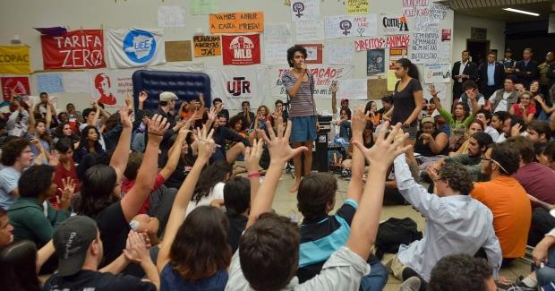 A educação de crianças, adolescentes, jovens e adultos como um direito social Ninguém educa ninguém. Ninguém educa a si mesmo.