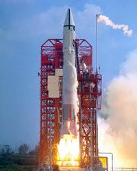Foguete espacial Um Foguete espacial (como é conhecido no Brasil) ou foguetão (como é conhecido em Portugal) é uma máquina que se desloca expelindo atrás de si um fluxo de gás a alta velocidade.