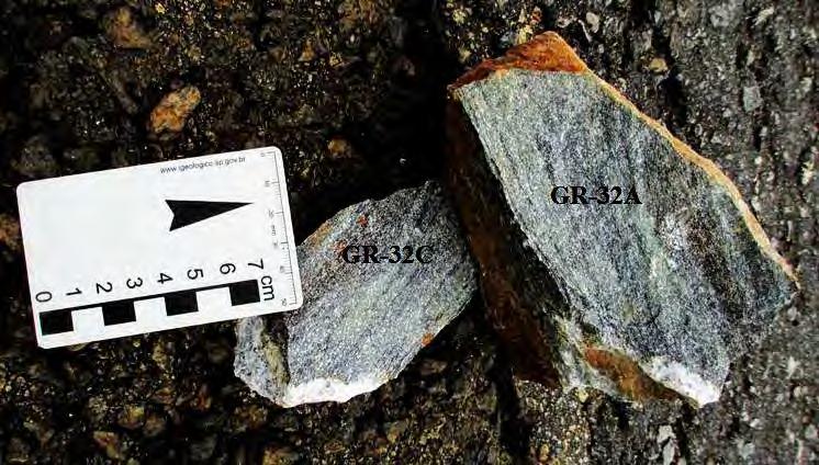 Figura 135 Amostras de alguns dos xenólitos de rocha metamáfica presentes no granitoide Ritápolis. Destaca-se a coloração preta esverdeada relativa a presença de hornblenda, biotita e muito epidoto.