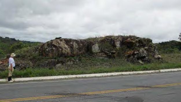 Figura 108 Lajedo do granitoide Ritápolis próximo à drenagem. (Ponto GR-89).