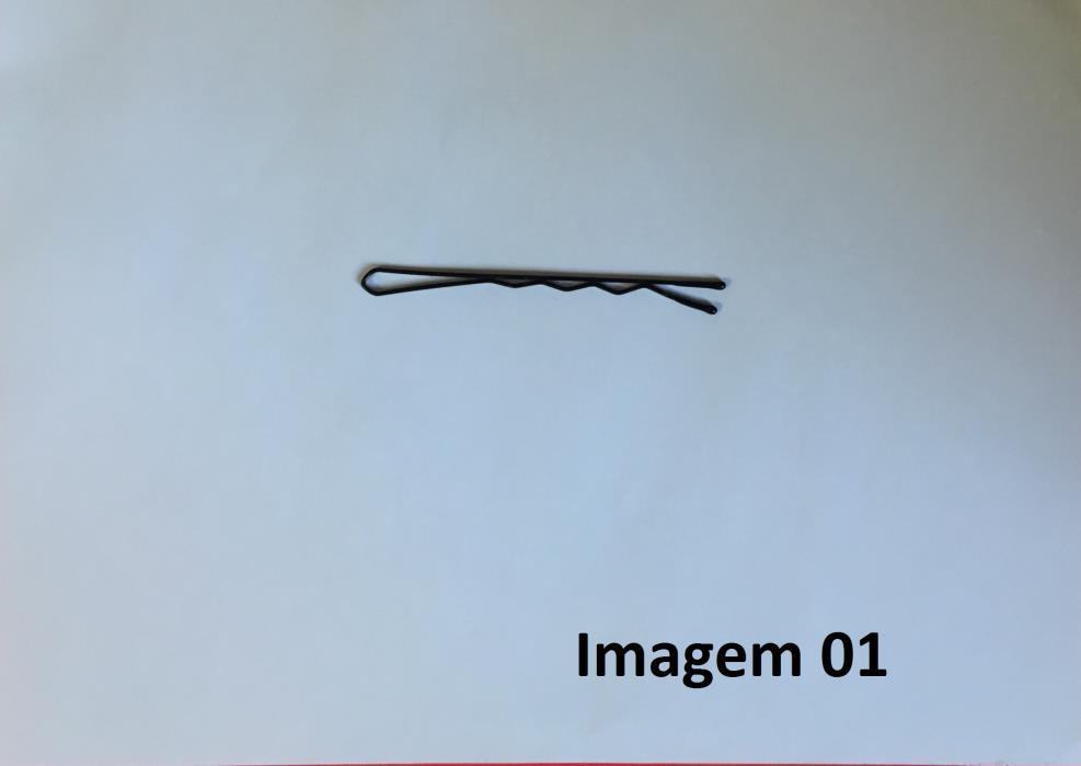 2 a. Pegue 1 grampo de cabelo conforme a imagem 01: Sentido do arco da balestra depois de pronto em que o grampo de cabelo deverá ser aberto