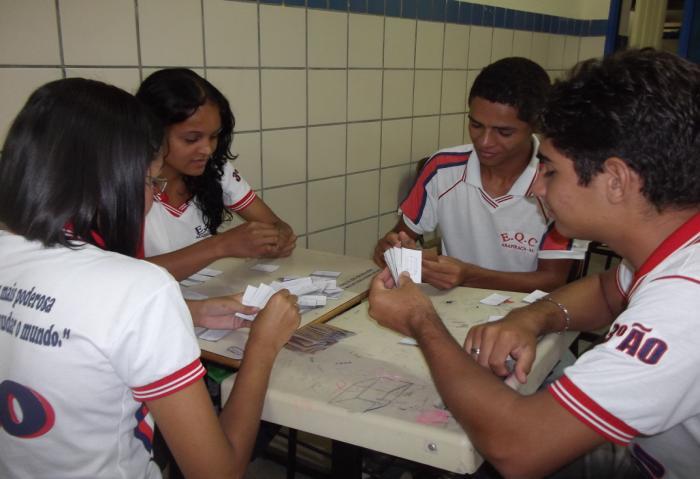 transmissor do conhecimento e se torna o mediador entre o aluno e o conhecimento. Além de organizar, o professor também é facilitador nesse processo.