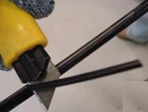 02 Separar o fio de aço galvanizado da parte do cabo que contém os elementos ópticos, tomando o cuidado de não dobrar ou forçar mecanicamente os