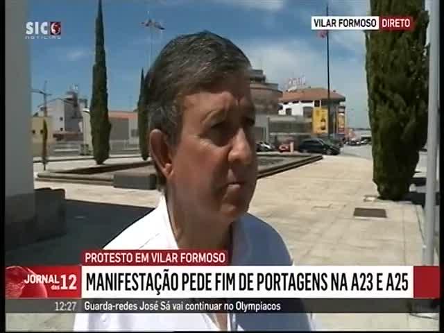 de 200 portugueses e espanhóis estão hoje a manifestar-se na