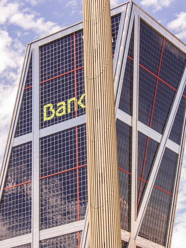 Juros bancários inviabilizam o financiamento do setor produtivo Apesar