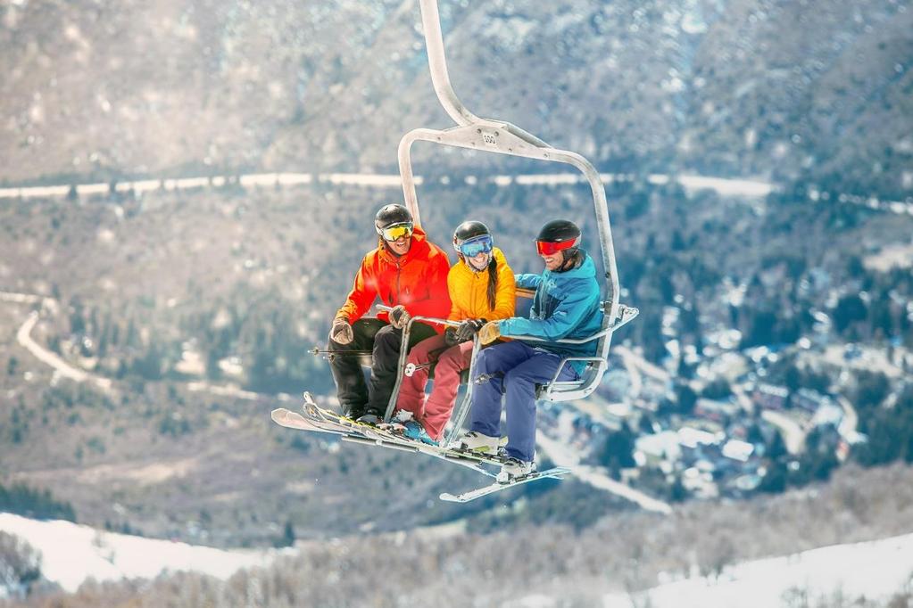 O que fazer em Bariloche? A pergunta certa é o que não tem para fazer! Há também uma variedade de excursões disponíveis na região, que levam o turista por bosques cobertos de branco.