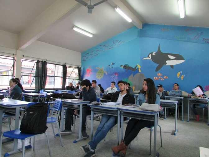 Alunos assistindo a palestra. AVALIAÇÃO A avaliação será basicamente de forma qualitativa.