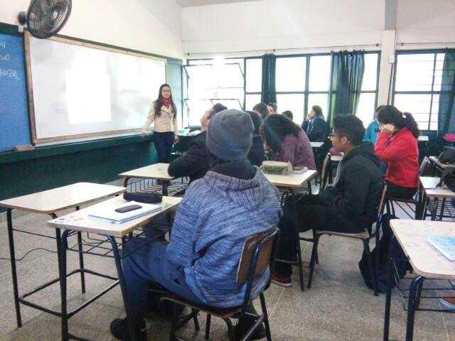 Fig. 1 Estudantes da turma 201 e bolsista-id, ministrando a palestra. Fig.