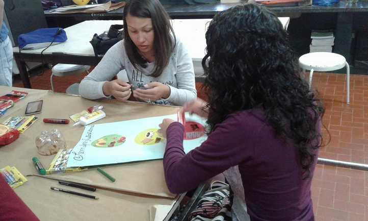 Imagens 1 a 4- Alunos da turma 204 realizando trabalho com rótulos.