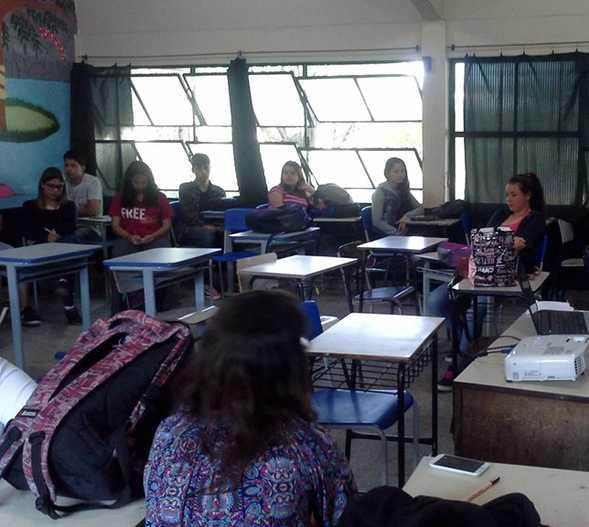 Fig. 3 - Estudantes durante atividade. Movimento Feminista Por: Viviane Wallau e Carine Alves Na manhã do dia 21 de outubro de 2016, na E.E.E.M João Pedro Nunes ocorreu uma atividade sobre o Movimento Feminista.