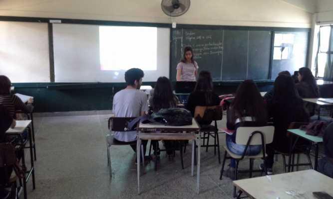 Figura 4- Bolsista fazendo a explicação sobre a Introdução do Feminismo, com a turma 200.