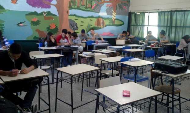 Fig. 2 - Estudantes da turma 303, em momento de discussão sobre o tema abordado. Fig. 3 - Estudantes da turma 203, durante a realização do bingo.