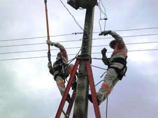 10.5.4 Os serviços a serem executados em instalações elétricas desligadas, mas com possibilidade de energização, por qualquer meio ou razão, devem atender ao que estabelece o disposto no item 10.6.