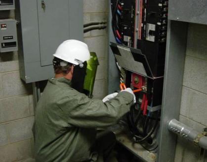 1 As intervenções em instalações elétricas com tensão igual ou superior a 50 Volts em corrente alternada ou superior a 120 Volts em corrente contínua somente podem ser realizadas por trabalhadores